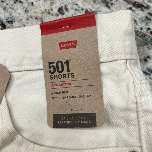 Women’s Levi white denim shorts with butterfly detail new with tag size 28 - Picture 2 of 5